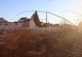 Die wilde Nordseite des Bahnhofs ist einer der wenigen innerstädtischen Flecken, auf dem neuner, auch sozialgebundener Wohnraum entstehen könnte. Ansonsten lautet die Devise, sich auf die Suche nach nicht genutzten Wohnungen zu begeben. Den Leerstand zu aktiveren, will die Stiftung "Perspektive Wohnen" der Stadt helfen.