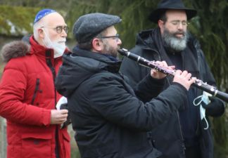 Franz Kroonstuiver vom Veranstalter CjZ, Klezmer-Musiker Roman Kuperschmidt und Rabbiner Shlomo Raskin (v.l.) führten durch die Gedenkstunde auf dem jüdischen Friedhof.