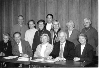 Der Vorstand des Kulturforum im Jahr 1998. Vorne der Erste Vorsitzende Johann Georg Schröder (2. V. l.) und neben ihm Geschäftsführerin Gerlinde Sittig und Kassenwart Paul Dünte.