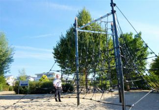 Bürgermeister Klaus Schindling begutachtet die neue Riesen-Kletterspinne im Keltenpark.
