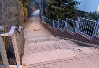 In Form einer Rampe soll der barrierefreie Umbau des Anschlusses an die Kapellenstraße im Bereich der Brücke über den Schwarzbach vollzogen werden.