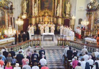 Fotos: R. Dörhöfer
Viele hundert Gläubige nahmen an den Feierlichkeiten des 349. Verlobten Tages teil. Die Bänke der Galluskirche waren dicht gefüllt.