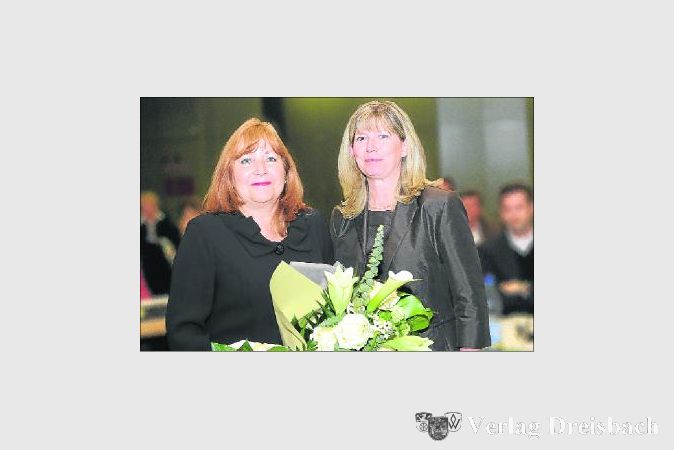 Seit 25 Jahren im Amt: Silvia Maeder wurde in der konstituierenden Sitzung der Stadtverordnetenversammlung wieder zur Stadtverordnetenvorsteherin gewählt. Bürgermeisterin Antje     Köster gratulierte mit einem dicken Blumenstrauß. 	(al/Foto: Schneider)