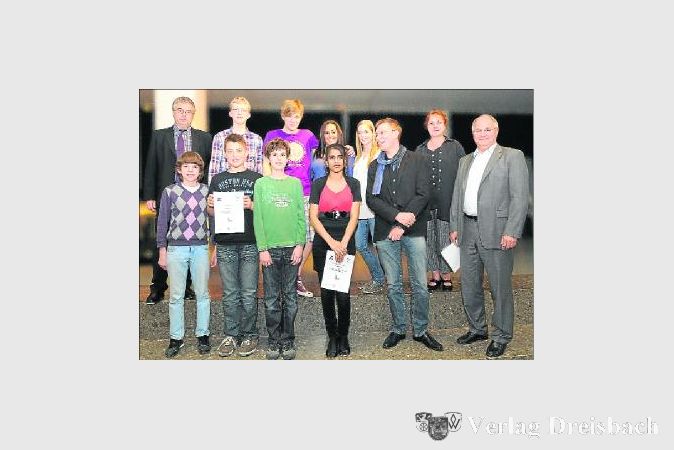 Für ihren besonderen Einsatz außerhalb des Schulalltages erhielten sie alle eine Auszeichnung. Ausgewählte Schülerinnen und Schüler, sowie Lehrer und Betreuer wurden von der Heinrich-Böll-Schule für ihr soziales Engagement in einer kleinen Feierstunde geehrt.  	(Foto Schneider)