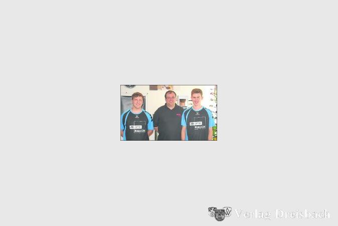 GINSHEIM (vb/gh) – Die RSGler Tim Reinheimer (links) und Philipp Suppinger (rechts) nahmen mit Freude ihre neuen Trikots von Andreas Rauch entgegen. Die Radballer sind nun dem Nachwuchsbereich „entwachsen“ und werden den Rest der Saison in der Bezirksklasse um Punkte kämpfen. Am 14. Mai steht in Worfelden bereits der nächste Spieltag vor der Tür. 	(Foto: privat)