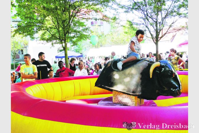 Als absoluter Knüller des diesjährigen ‚Siedlungsfestes’ erwies sich der elektrische Bulle. Vom Nachmittag bis in den Abend nutzten Kinder und Jugendliche die Möglichkeit, sich als ‚Rodeoreiter’ zu bewähren.