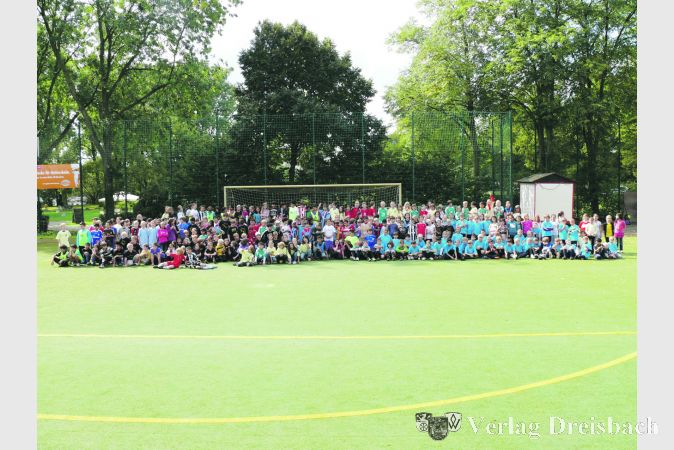 Mehr als 170 Schülerinnen und Schüler nahmen am Donnerstag auf dem Sportgelände des FC Germania Okriftel an den Fußball-Grundschulmeisterschaften teil.
