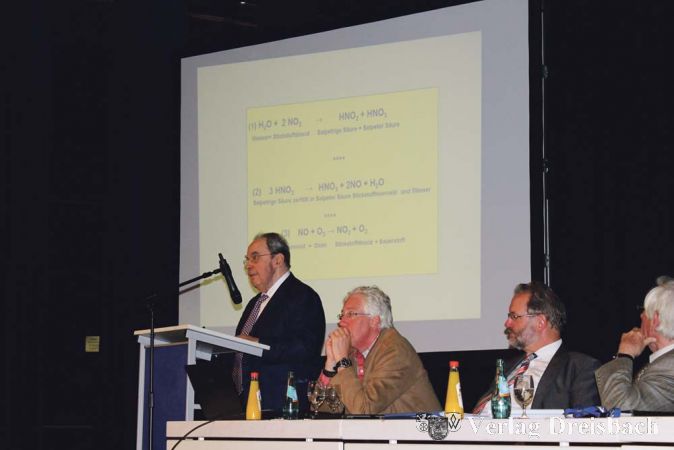 &nbsp;
Prof. Rafael Dudziak lieferte zu den registrierten Werten der in Fl&ouml;rsheim stationierten Schadstoff-Messanlage einen ausf&uuml;hrlichen Bericht ab.?(Foto: No&eacute;)