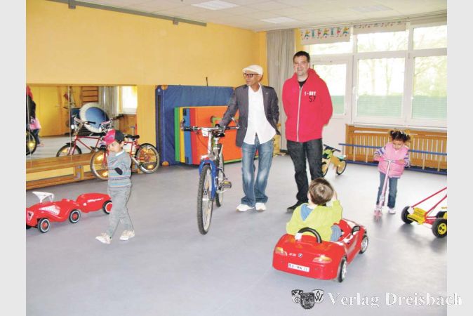 Schon nach wenigen Minuten hatte der Großteil der 15 angebotenen Fahrräder einen Käufer gefunden. Bei der Aktion des Fördervereins der Kita Birkenweg blieb fast nichts stehen.?(Foto: Engert)