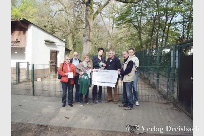 (v.l.n.r.): Waltraud Kempf, Karl Heinz Kempf (Beisitzer), Gisela Janda (Schriftf&uuml;hrerin), Andrea Roth (Fa. FME) , Albert Ebert (Tierpfleger), Klaus-Dieter Simon (1. Vorsitzender), Julia W&uuml;nsche (Kassiererin). ?(Foto: privat)
&nbsp;