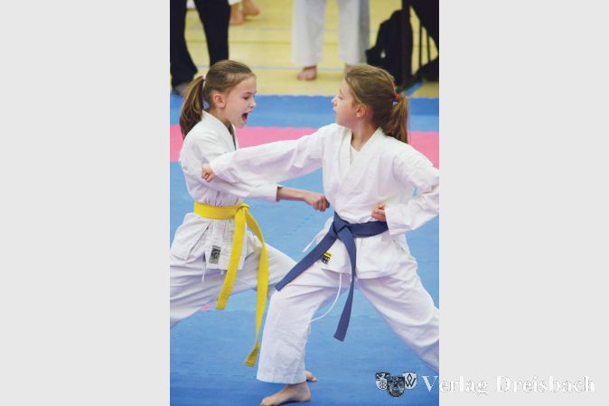 Hannah Quandt (l.) zeigte bei ihrem ersten Kumite-Wettkampf eine couragierte Leistung.
&nbsp;