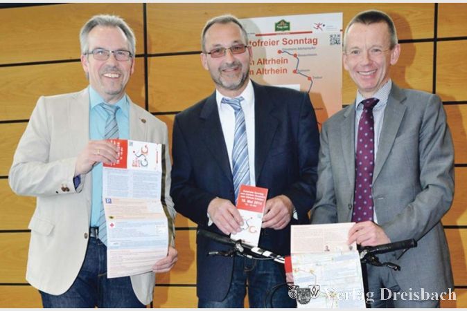 Landrat Thomas Will, Sportkreis-Vorsitzender Wolfgang Glotzbach und Kreis-Sportbeauftragter Klaus Astheimer (v.r.) pr&auml;sentieren das neue Faltblatt.  ?(Foto: hb)
&nbsp;