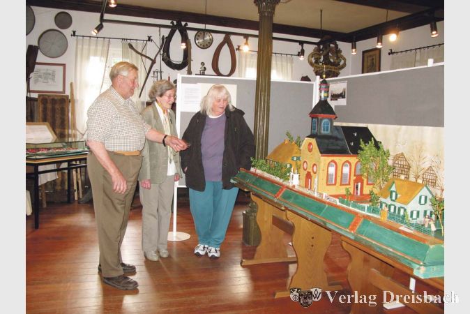 Wenn HVV-Vorstandsmitglied Rudolf Guthmann (l.) im Museum weilt, gibt es für die Besucher jede Menge Anekdoten und Fakten über die Ginsheimer Geschichte zu hören.?(Fotos: Engert)
Diesmal gab es im ersten Stock ehrwürdige alte Teddybären zu sehen, die die Bauschheimerin Helga Heuer aus ihrer Sammlung mitgebracht hatte.