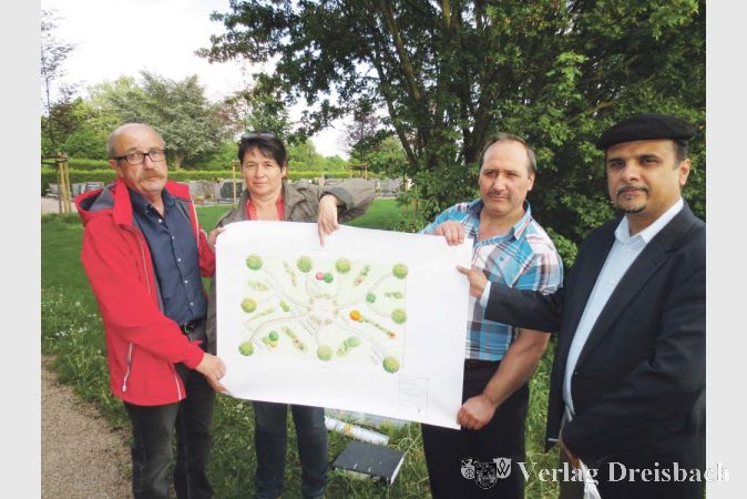 Der Arbeitskreis &bdquo;Muslimische Bestattungen&ldquo; besichtigte das geplante muslimische Grabfeld auf dem Bischofsheimer Friedhof. Ulrich Claas, Fachdienstleiter Umwelt und Bauhof und G&auml;rtnermeisterin Susanne Schnell stellten den Vertretern der muslimischen Gemeinden, Irfan Tekes und Rehan Rashid, die Planung vor (von links).?(Foto: Gemeinde)

&nbsp;
