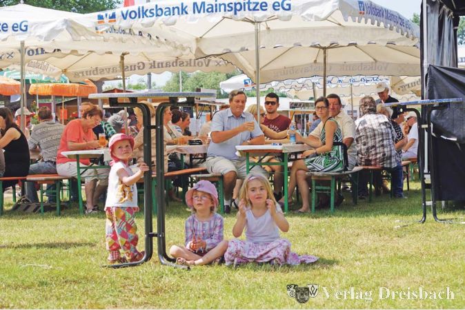 Die gro&szlig;en Sonnenschirme auf dem Burgfest-Festplatz dienten in vergangenen Jahren auch schon bevorzugt zum Regenschutz. Diesmal waren sie bittern&ouml;tig, um den Besuchern Schutz vor der glei&szlig;enden Sonne zu bieten. So lie&szlig; es sich f&uuml;r Kinder wie Erwachsene dann gut aushalten.?(Fotos: G&ouml;ssl)

&nbsp;