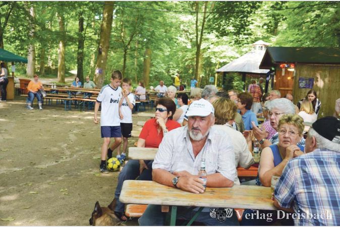 Bei über 30 Grad war das Bad Weilbacher Brunnenfest mit seinen schattigen Plätzen ein beliebtes Ausflugsziel an Pfingsten.?(Fotos: R. Dörhöfer)

