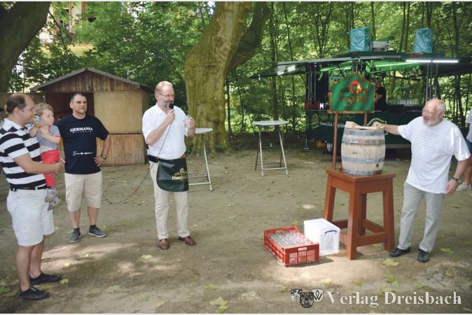 Bürgermeister Michael Antenbrink machte den Selbstversuch und trank noch vor dem Fassanstich selbst ein Glas Schwefelwasser.
