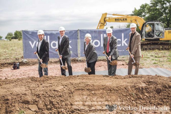 Spatenstich für das neue Tetra-Pak-Gebäude und den längerfristigen Arbeitsplatzerhalt in Hochheim (v.l.): Hermann Fabritius (Projektmanager Vollack), Hans-Dieter Arnold (Projektleiter Neubau Tetra Pak), Bürgermeisterin Angelika Munck, Stephan Karl (Geschäftsführer Tetra Pak Deutschland, Österreich, Schweiz), Wolfgang Eitel (Partner und Geschäftsführer Vollack).?(Foto: hb)
