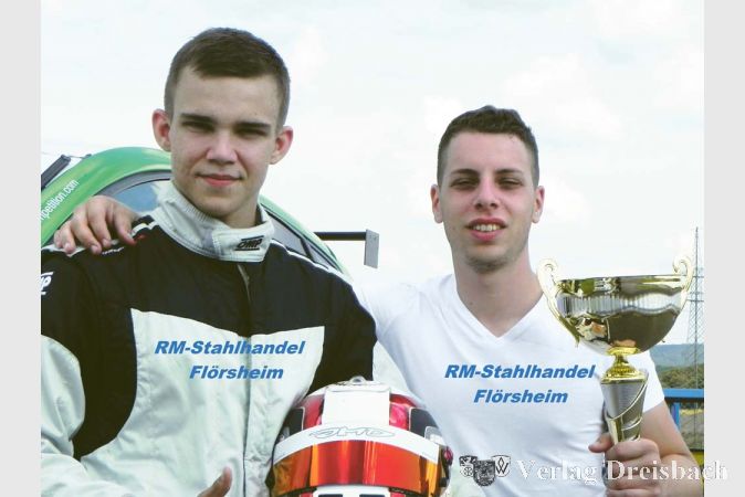 Fabian Erle (l.) &uuml;berraschte in seinen ersten beiden L&auml;ufen in einem Tourenwagenrennen mit einem Sieg.?(Foto: privat)

&nbsp;
