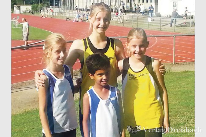Mit guten Ergebnissen in die Ferien &ndash; die ESV-Gruppe beim Sch&uuml;lersportfest der SSG Langen: Mitte hinten: Katharina M.; vorne (v.l.): Helena M., Patrick S. und Sophia M.?(Foto: privat)

&nbsp;