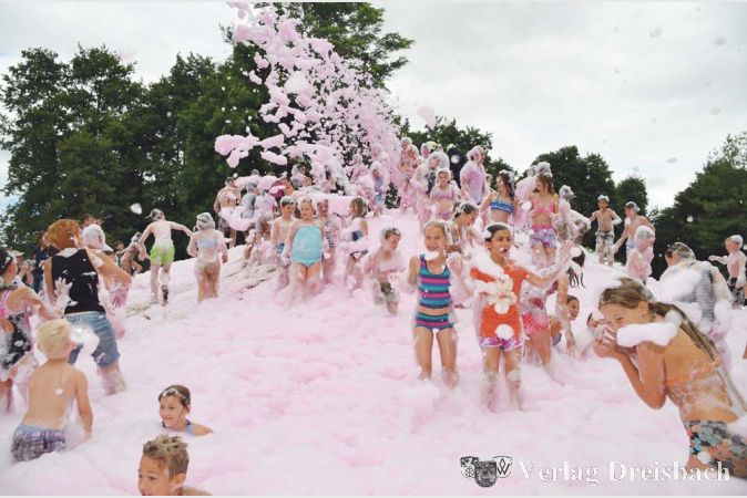 Traditionsgem&auml;&szlig; beendete am Samstag ein rosaroter Schaumteppich die Ferienspiele. Hunderte Kinder genossen das Toben im Schaum.

&nbsp;