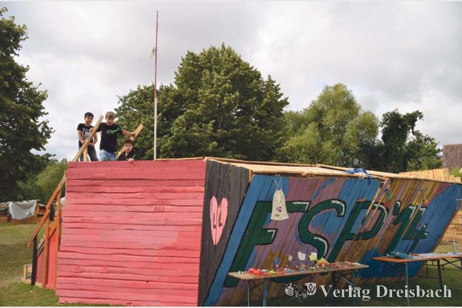 Ein besonders aufwendiges Maskottchen: Passend zum Ferienspiel-Thema &bdquo;Atlantis&ldquo; bauten Betreuer vier Tage lang an einem h&ouml;lzernen U-Boot.?(Fotos: R. D&ouml;rh&ouml;fer)

&nbsp;