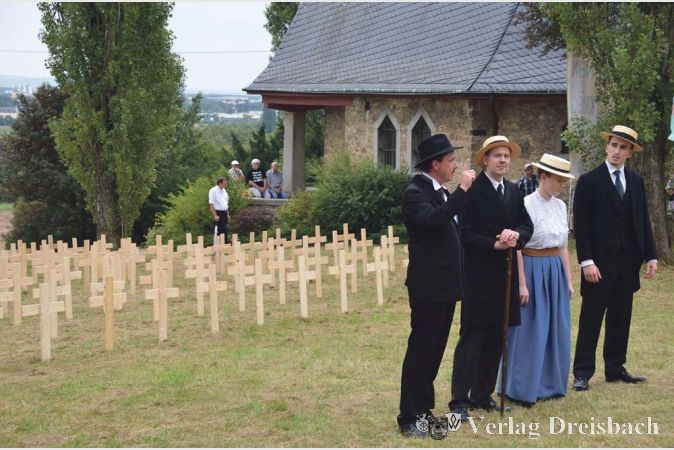 Das Fl&ouml;rsheimer Amateurtheater setzte nicht nur die harten Lebensumst&auml;nde w&auml;hrend des Krieges, sondern auch die dramatischen Folgen f&uuml;r Kriegsheimkehrer und Familienangeh&ouml;rige in Szene.?(Foto: R. D&ouml;rh&ouml;fer)

&nbsp;