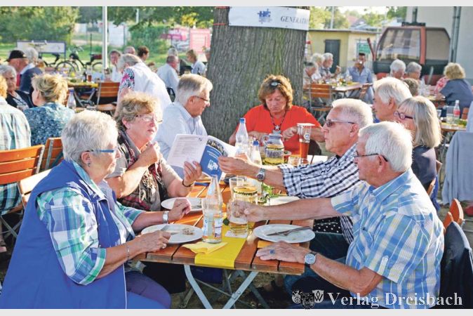 Gemeinsam Geburtstag feiern, aber sich auch &uuml;ber die Generationenhilfe informieren, das bot der Jubil&auml;umsabend des f&uuml;nfj&auml;hrigen Vereins im Biergarten der SV 07.?(gus/Fotos: Steinacker)

&nbsp;
