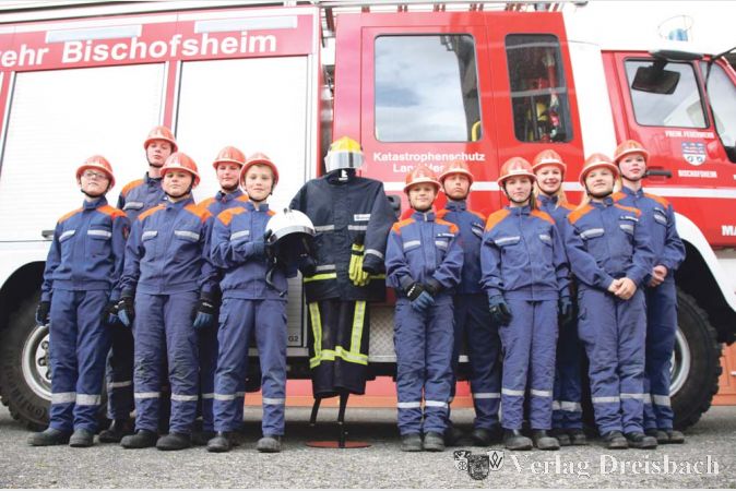 Die Englandreisenden der Jugendfeuerwehr in ihrer voller Montur und mit dem imagin&auml;ren Kumpel aus Crewe mittendrin. Eine heimische Uniform brachte der Bischofsheimer Nachwuchs den Engl&auml;ndern nun als Geschenk mit.?(gus/Foto: Steinacker)

&nbsp;