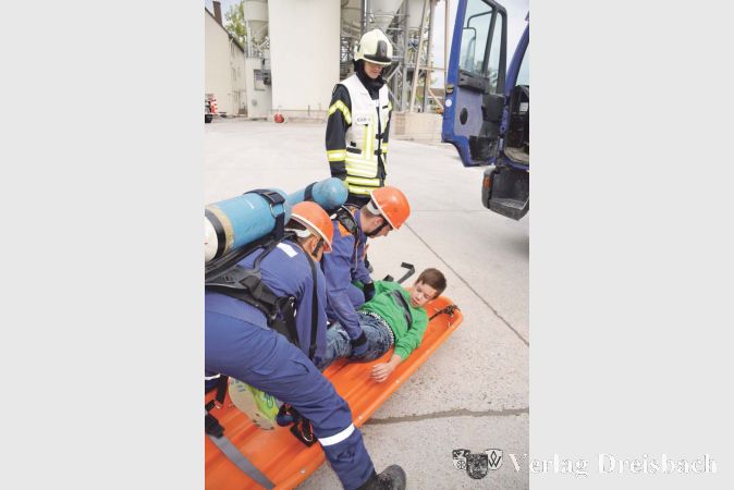 Bei der Jugendfeuerwehr&uuml;bung stand das Retten von Verletzten und die Brandbek&auml;mpfung im Vordergrund.&nbsp;&nbsp; &nbsp;?(Foto: R. D&ouml;rh&ouml;fer)

&nbsp;