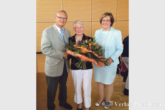 Die Verleihung des Ehrenbriefes des Landes an Ingeborg Lustenberger (Mitte) freut auch die CDU-Spitze in Bischofsheim: den Fraktionsvorsitzenden Helmut Schmid und die Ortsvereinschefin Sabine Bächle-Scholz.?(Foto: privat)
