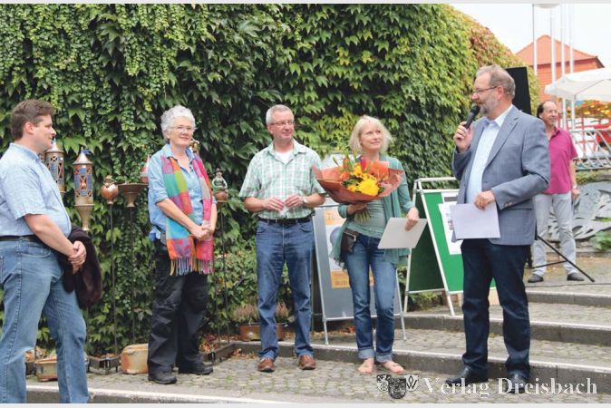 B&uuml;rgermeister Michael Antenbrink durfte zum zweiten Mal den Fl&ouml;rsheimer T&ouml;pferpreis &uuml;berreichen, diesmal an die Keramik-K&uuml;nstlerin Christiane Riemann aus Unterliederbach.

&nbsp;
