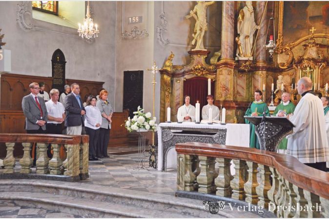 Vertreter aller Einzelgemeinden (Maria Himmelfahrt: Dr. Ludwig Kuhlmann (Pfarrgemeinderat), St. Gallus: Dietmar Sondermann (Verwaltungsrat), St. Katharina: Sascha Spezzano (Pfarrgemeinderat), St. Josef: Katja Siegfried (Pfarrgemeinderat) und Bettina Kilb-Fessler, Vorsitzende des Pastoralausschusses) trugen symbolisch zur Fusionsvereinbarung Kerzen f&uuml;r die Einzelgemeinden und eine Kerze f&uuml;r die Gesamtpfarrei auf den Altar.&nbsp;&nbsp; &nbsp;?(Foto: R. D&ouml;rh&ouml;fer)

&nbsp;