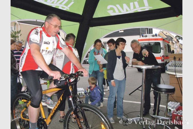 Unter den Augen von B&uuml;rgermeisterin Ulrike Steinbach, die als erste das Rad bestiegen hatte, traten vor allem die Experten des Radfahrervereins in die Pedalen des &Uuml;WG-&bdquo;Energy Bikes&ldquo;. Alle zusammen kamen bei der Aktion auf gut 500 Wattstunden.&nbsp;&nbsp; &nbsp;?(Foto: Engert)

&nbsp;