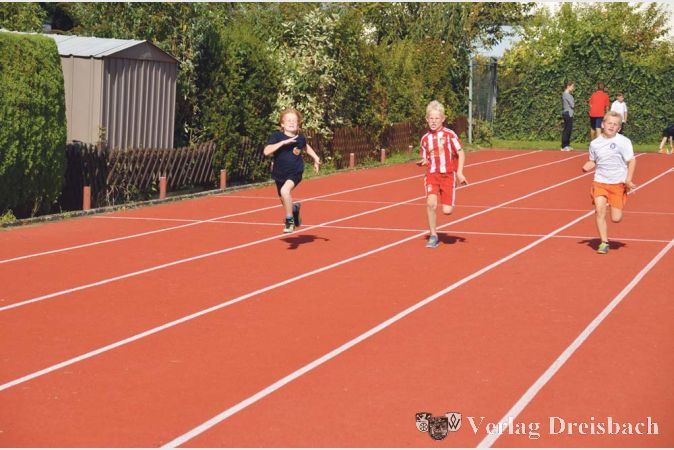 Kleine und gro&szlig;e TG-Kinder hatten bei der Vereinsmeisterschaft am Samstag bei strahlendem Sp&auml;tsommerwetter viel Freude am sportlichen Treiben.&nbsp;&nbsp; &nbsp;?(Foto: R. D&ouml;rh&ouml;fer)

&nbsp;