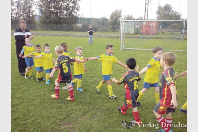 Die G-Jugend des ESV, hier mit Trainer Roberto Bruno beim &bdquo;Abklatschen&ldquo; mit dem TSV Trebur, wartet auch nach dem dritten Spiel noch auf das erste Erfolgserlebnis. Aber die Fortschritte sind bei jedem Spiel sichtbar.&nbsp;&nbsp; &nbsp;?(Foto: privat)

&nbsp;
