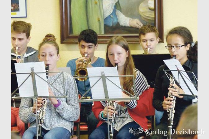 Die Weiherfrösche stimmten mit einem „Grease“- Potpourri auf die Veranstaltung des Blasorchesters ein.    ?(Foto: J. Euller
 
 