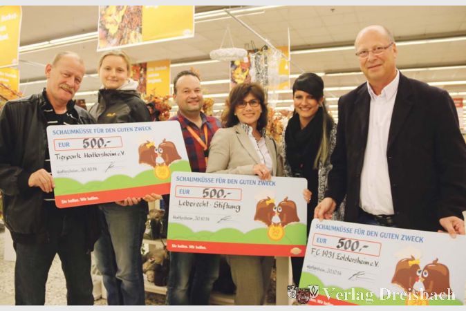 Klaus-Dieter Simon und Julia W&uuml;nsche (li.) vom Tierparkverein, Christina Anthes (3. v. re.) von der Leberecht-Stiftung und Horst Siemienowski vom FCE nahmen sehr gerne die Spenden aus der &bdquo;Schaumkuss-Aktion&ldquo; des Hattersheimer Globus-Marktes entgegen, die Marktleiter Thomas Hewer (3. von li.) und seine Mitarbeiterin Nadine Gr&uuml;nder (2. v. li.) an sie &uuml;bergaben.?(Foto: A. Kreusch)

&nbsp;