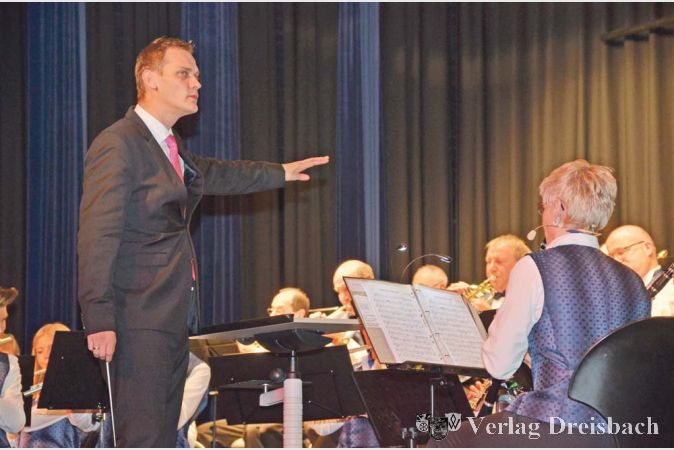 Nach f&uuml;nfeinhalb Jahren als Dirigent des Musikvereins gibt Frank G&auml;rtner (links) aus beruflichen Gr&uuml;nden den Taktstock an Musiklehrer Bernhard Frank weiter.?(Fotos: R. D&ouml;rh&ouml;fer)

&nbsp;