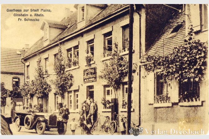 Das &bdquo;Gasthaus zur Stadt Mainz&ldquo; war einst nur eine von rund 20 Kneipen im Dorf, in denen Ginsheims M&auml;nner abends zusammenkamen. Der HVV dokumentierte das Wirtshausleben des vergangenen Jahrhunderts in einer Fotoausstellung.?(Foto: HVV)

&nbsp;