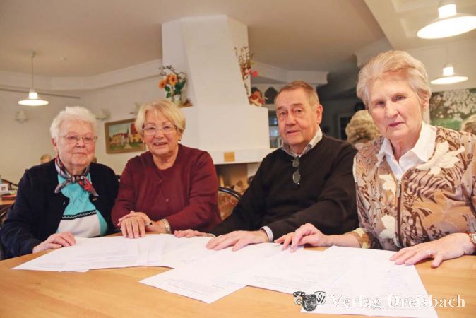 Eleonore Stephan, Rita Hanig, Andy Nusser und Irene Haupt (von links) wollen schon frühzeitig mit einer Unterschriftenaktion darauf aufmerksam machen, dass in der Altmünstermühle Angebote für Senioren auch über das Jahr 2016 hinaus gebraucht werden.?(Foto: A. Kreusch)
