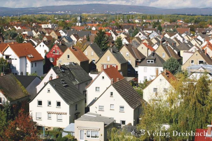 Unter den D&auml;chern von Bischofsheim wird es in Zukunft mit Sicherheit teurer zu wohnen. Die Erh&ouml;hung der Grundsteuer B ist unausweichlich, im Jahr 2016 sind laut Verwaltungsvorlage 800 Prozentpunkte (2014: 440) vorgesehen. Dieser Beschluss soll aber mit Einsparbeschl&uuml;ssen einhergehen, betonten im Finanzausschuss nun die Fraktionen.?(gus/Foto: Steinacker)

&nbsp;