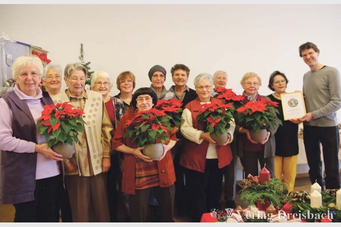 Die Damen des evangelischen Bastelkreises in Fl&ouml;rsheim freuten sich sehr &uuml;ber die Anerkennung zum drei&szlig;igj&auml;hrigen Jubil&auml;um ihrer Bastelrunde &ndash; Pfarrer Karl Endemann hatte im Gottesdienst jeder einzelnen von ihnen einen &bdquo;Weihnachtsstern&ldquo; &uuml;berreicht, zusammen bekamen alle eine sch&ouml;n gerahmte Ehrenurkunde.?(Foto: A. Kreusch)

&nbsp;