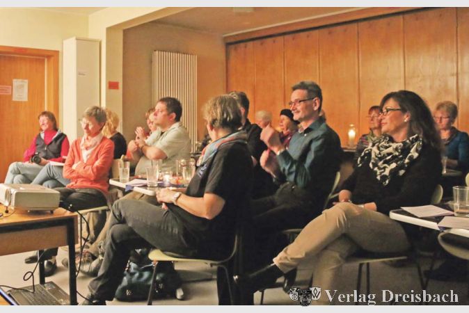 In ihre Kindheit zur&uuml;ckversetzt f&uuml;hlten sich die Zuh&ouml;rer des &bdquo;Vorleseabends f&uuml;r Erwachsene&ldquo; des &bdquo;Blickpunkt&ldquo; in der evangelischen Kirche &ndash; und sie hatten alle viel Spa&szlig; daran.&nbsp;&nbsp; &nbsp;?(Foto: A. Kreusch)