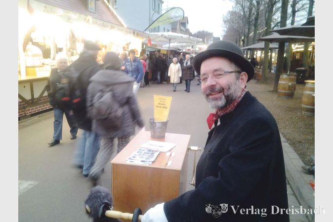Drehorgler Gerhard van der Beck hat inzwischen &uuml;ber 200.000 Euro mit der Drehorgel erspielt und einem gute Zweck zugef&uuml;hrt.?(Foto: privat)

&nbsp;