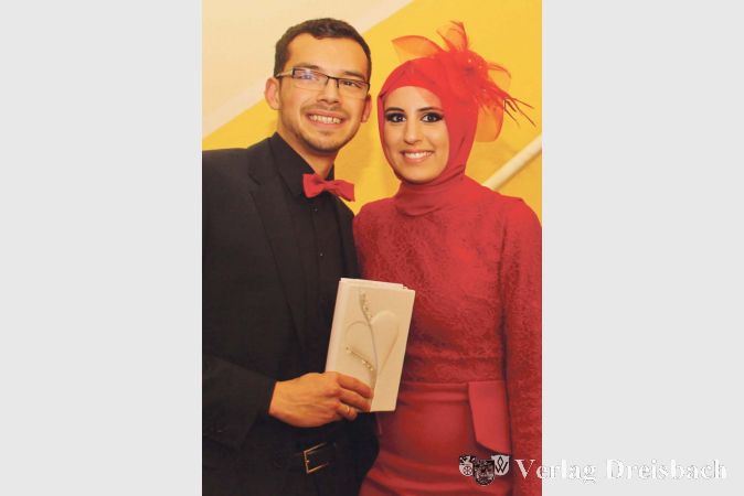 Das erste Brautpaar des Abends: Merve Akinci-Sevimli und Mehmet Ali Akinci schauen sich nicht nur bei Kerzenschein gerne in die Augen.?(Fotos: Gemeinde Bischofsheim)

&nbsp;