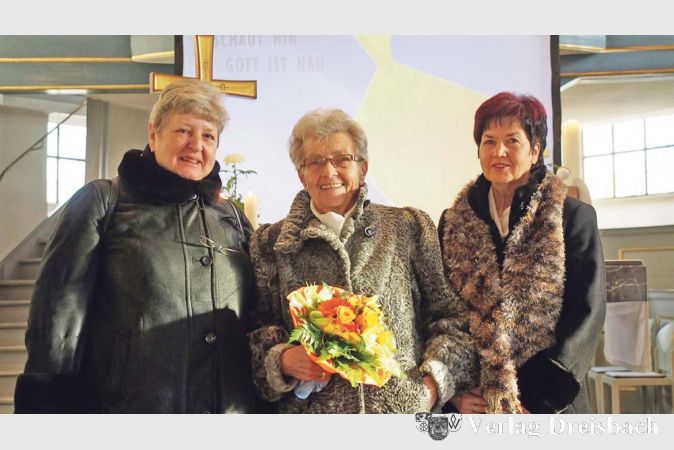 Irmhild Astheimer, Margot Boos und Monika Gro&szlig; (v. l.) nach dem besonderen Gottesdienst vor dem Altar der Bischofsheimer evangelischen Kirche?(Foto: K. Bastian)

&nbsp;
