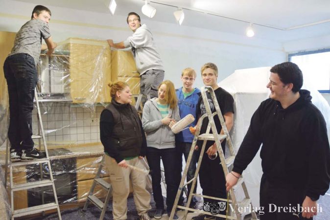 12 Mitglieder der Kolpingjugend Fl&ouml;rsheim hatten am ersten Wochenende im neuen Jahr die guten Vors&auml;tze gleich in die Tat umgesetzt und ehrenamtlich die Decken und W&auml;nde der Kinderk&uuml;che und des Kinderbades in neuem Glanz erstrahlen lassen.?(Foto: privat)

&nbsp;