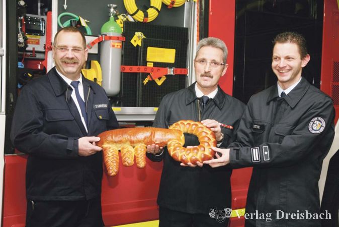 Stadtbrandmeister J&uuml;rgen Karheiding, B&uuml;rgermeister Richard von Neumann und Stadtteil-Wehrf&uuml;hrer Ren&eacute; Gitter (v. l.) w&auml;hlten das traditionelle Symbol: Der gebackene Schl&uuml;ssel zeigt den Besitzerwechsel des neuen L&ouml;schfahrzeuges an, das die Fahrzeugflotte der Gustavsburger Wehr wieder vervollst&auml;ndigt.?(gus/Fotos: Steinacker)

&nbsp;