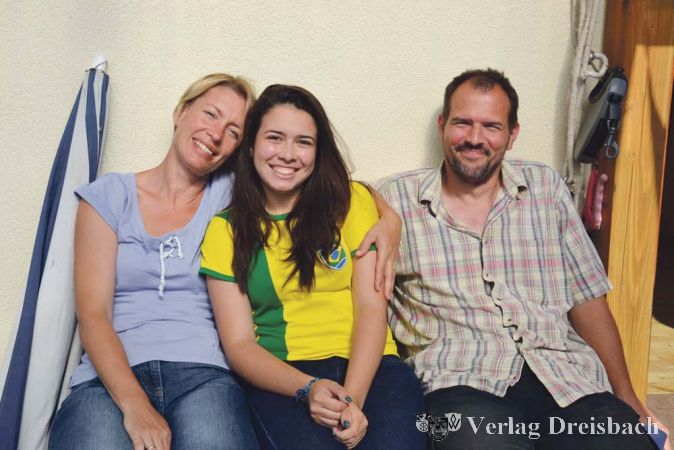 Austauschsch&uuml;lerin Vict&oacute;ria aus Brasilien, die bereits seit Sommer in Deutschland ist, mit ihrer Gastfamilie.&nbsp;&nbsp; &nbsp;?(Foto: Experiment e.V./privat)

&nbsp;